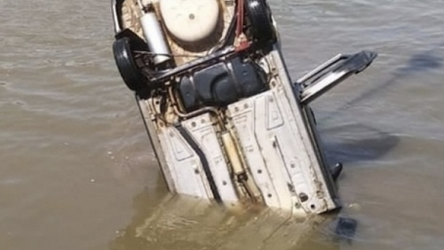 В Дагестане автомобиль свалился в реку и пропал вместе с двумя людьми