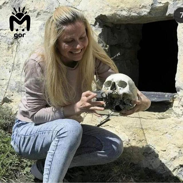 В Северной Осетии туристка радостно сфотографировалась с черепом из склепа